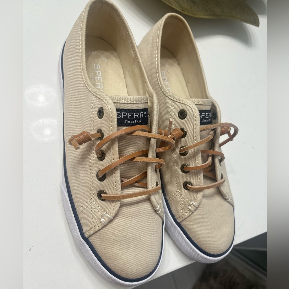 Women’s tan sperry topsider pier view shoes sneakers. Color “sand” 7.5
